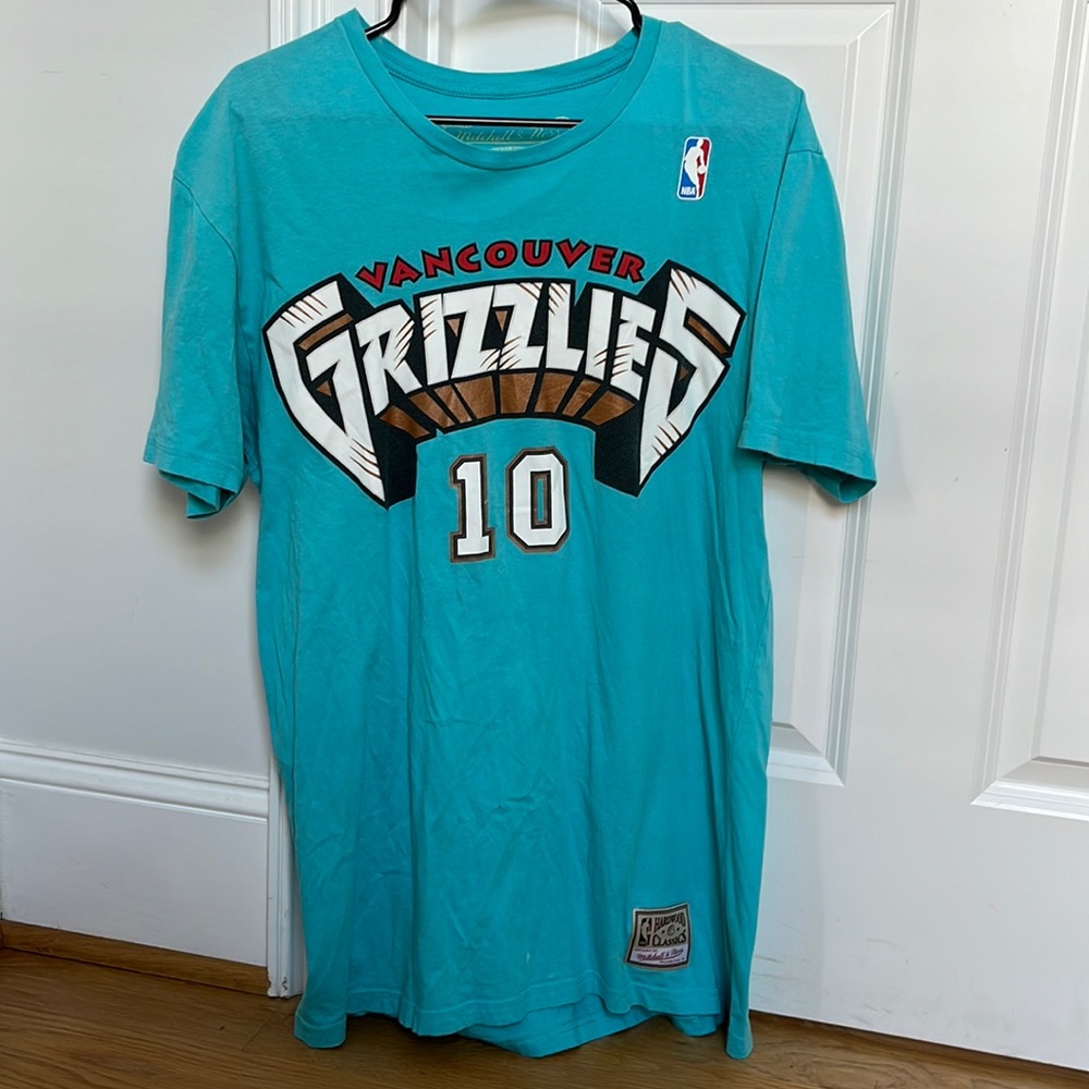 It’s a nice throwback NBA shirt that is in style to wear for streetwear.